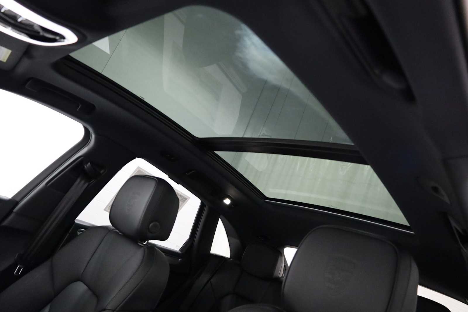 Thumbnail: 2026 Porsche Macan - 20