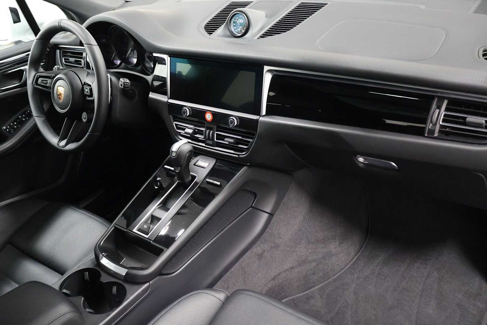 Thumbnail: 2026 Porsche Macan - 6