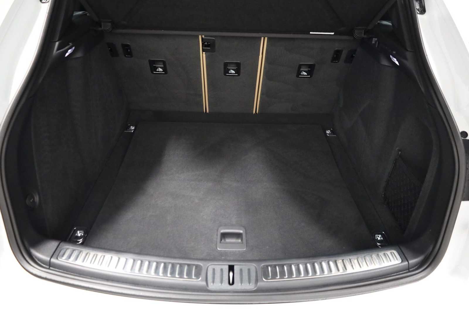 Thumbnail: 2026 Porsche Macan - 41