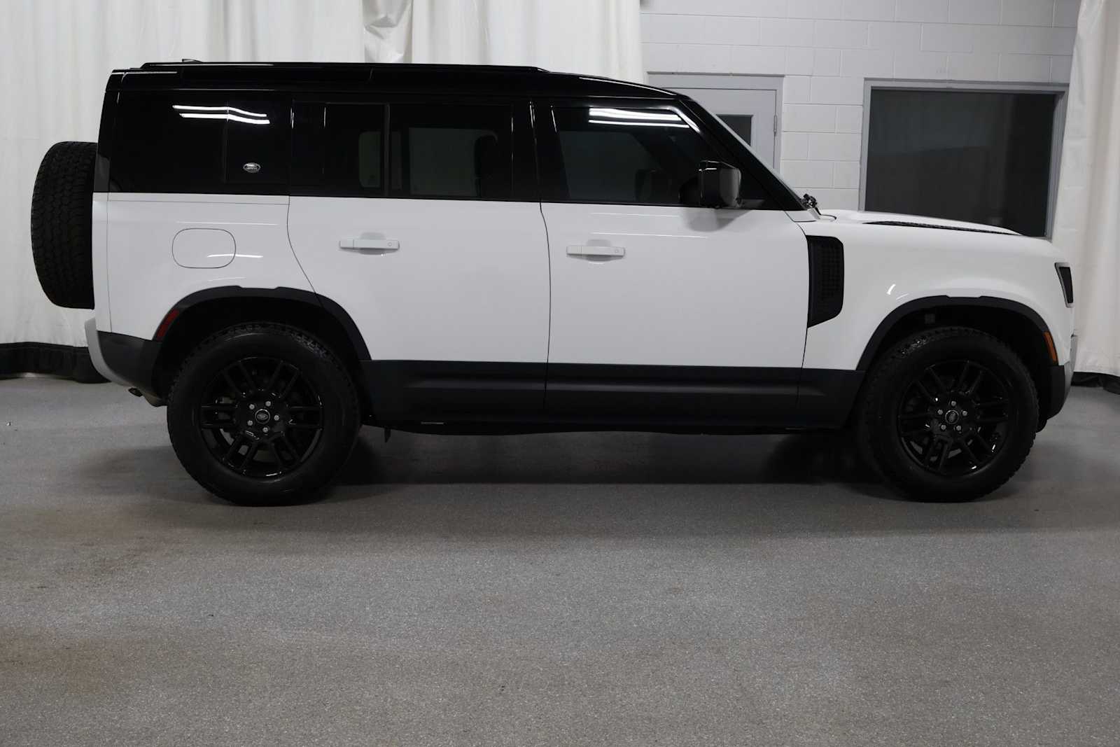 Thumbnail: 2022 Land Rover Defender - 9