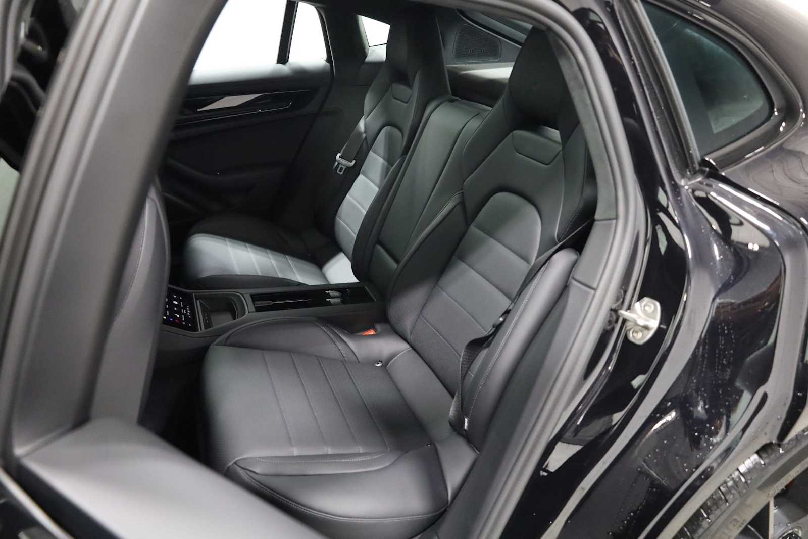 Thumbnail: 2026 Porsche Panamera - 36