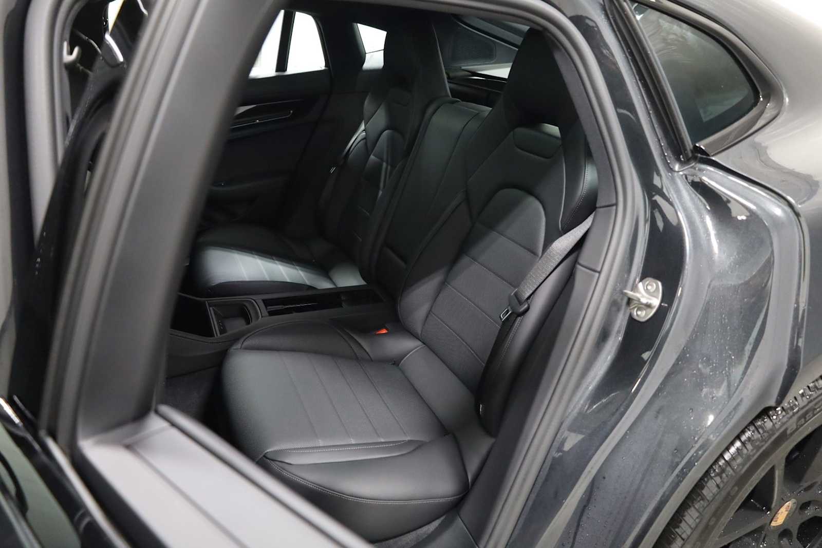 Thumbnail: 2026 Porsche Panamera - 36