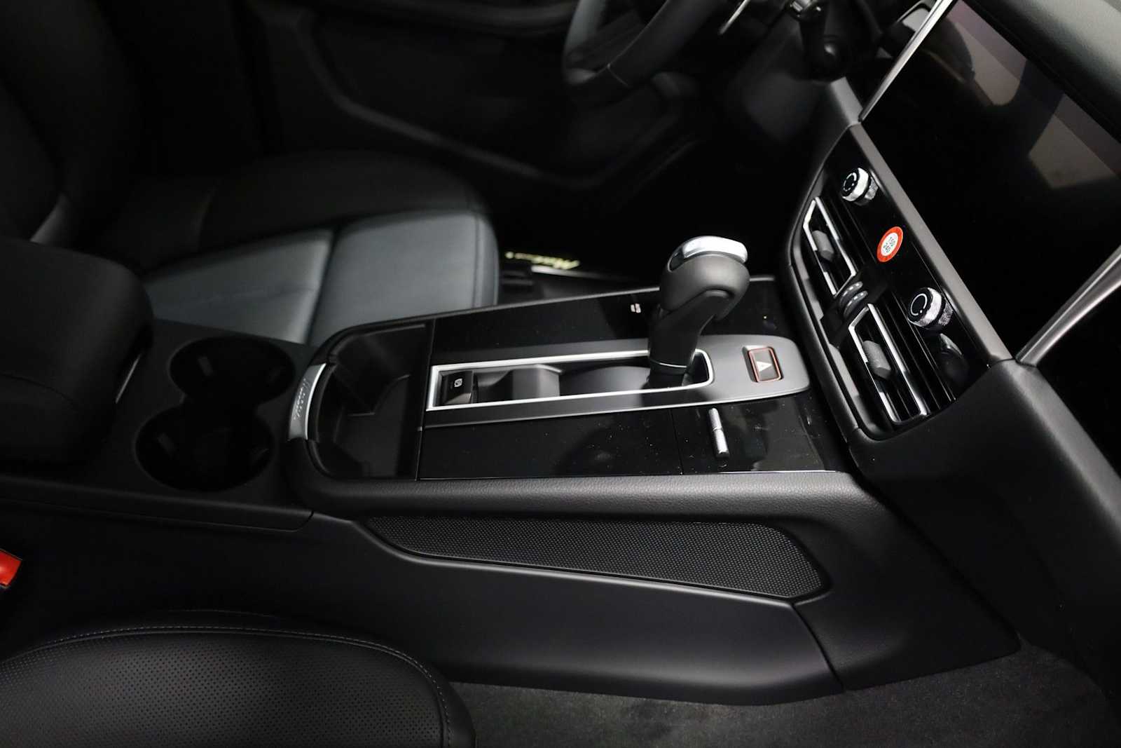 Thumbnail: 2026 Porsche Macan - 21