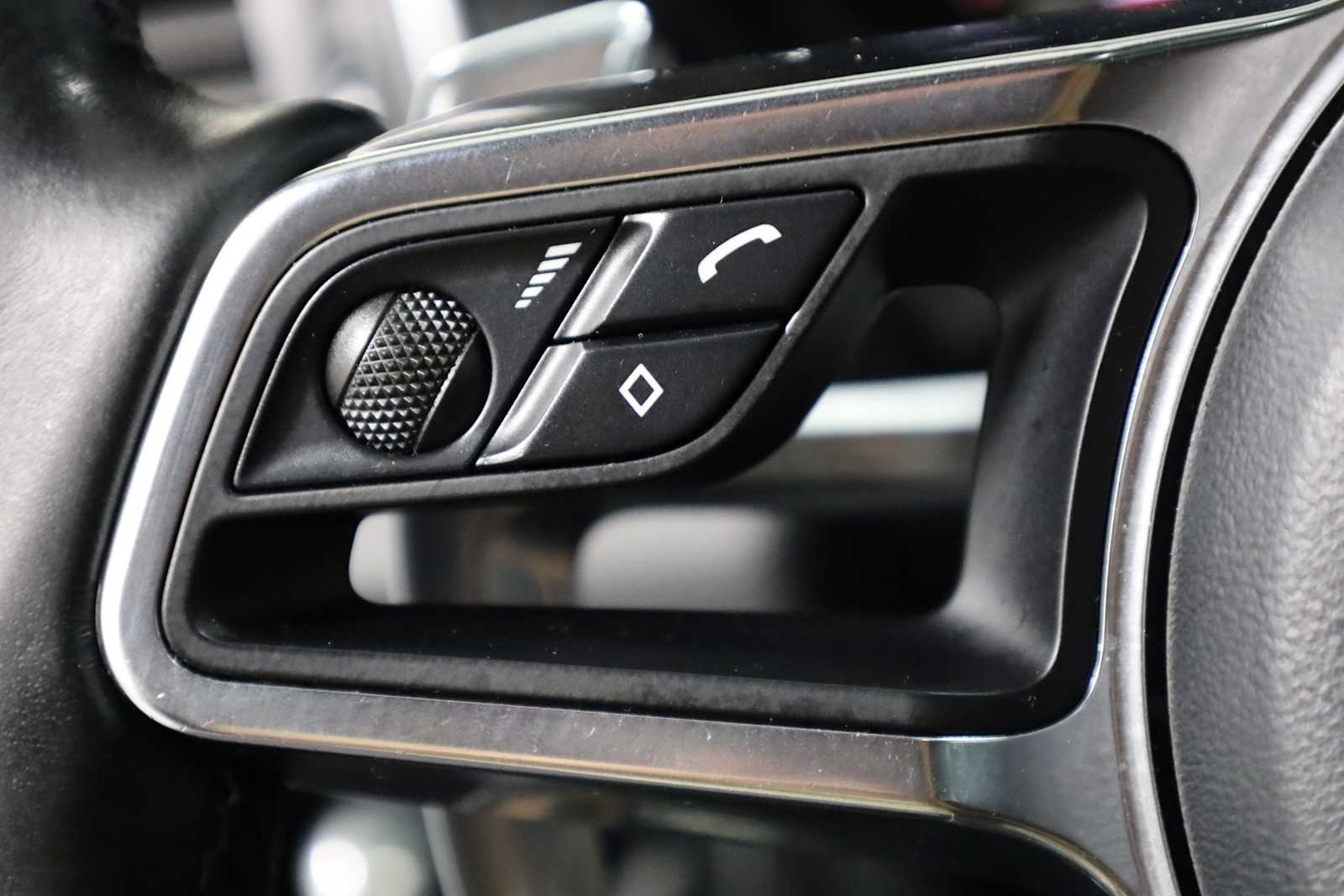 Thumbnail: 2018 Porsche Macan - 27
