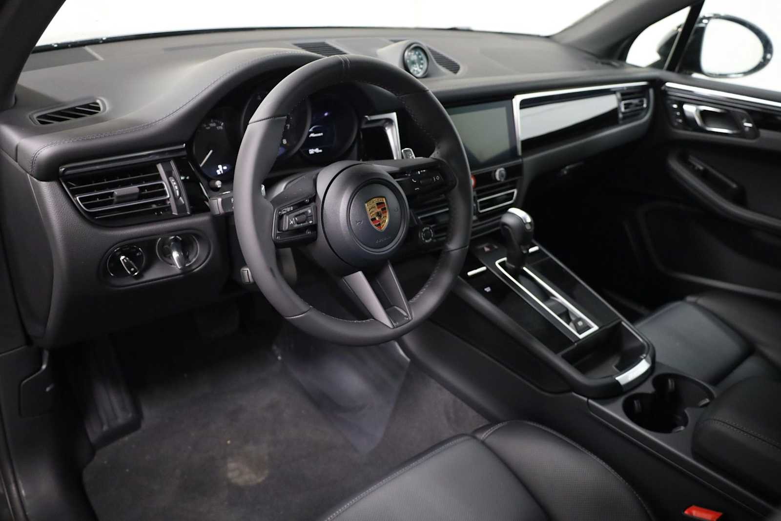 Thumbnail: 2026 Porsche Macan - 4