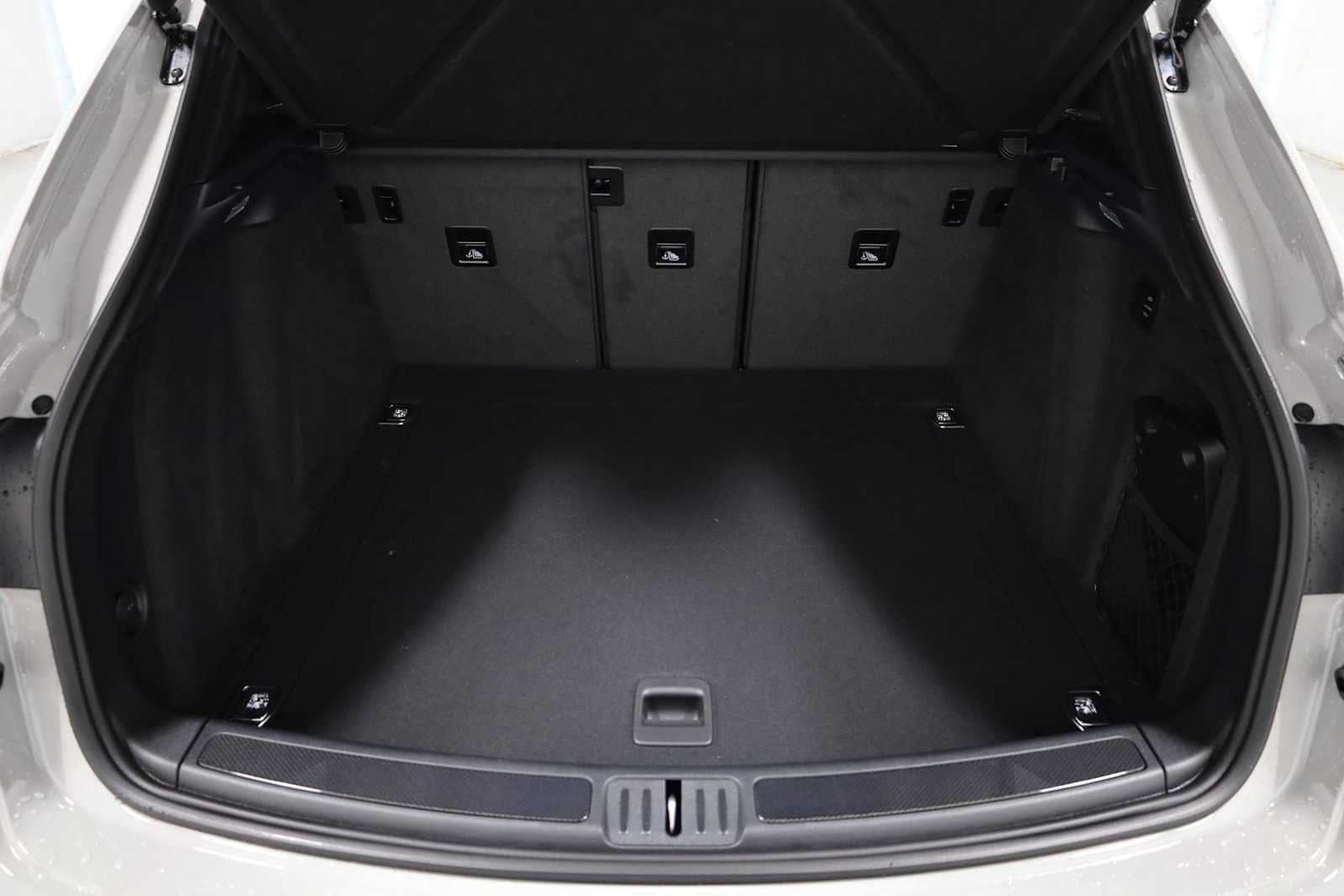 Thumbnail: 2026 Porsche Macan - 41