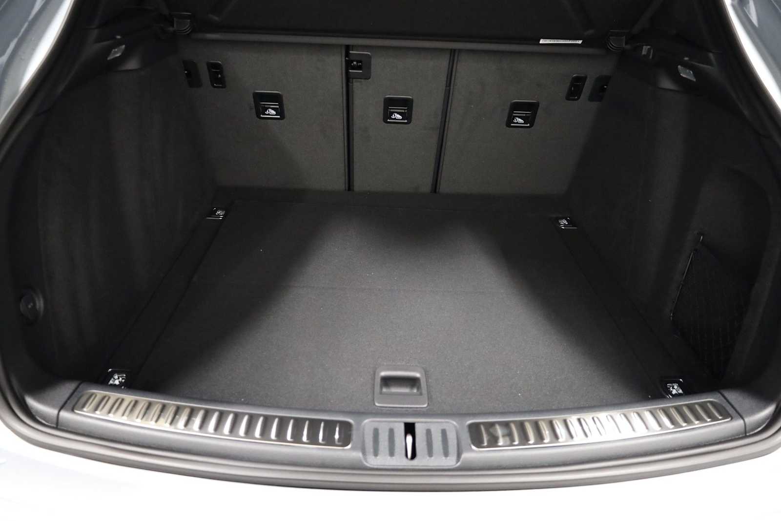 Thumbnail: 2026 Porsche Macan - 41