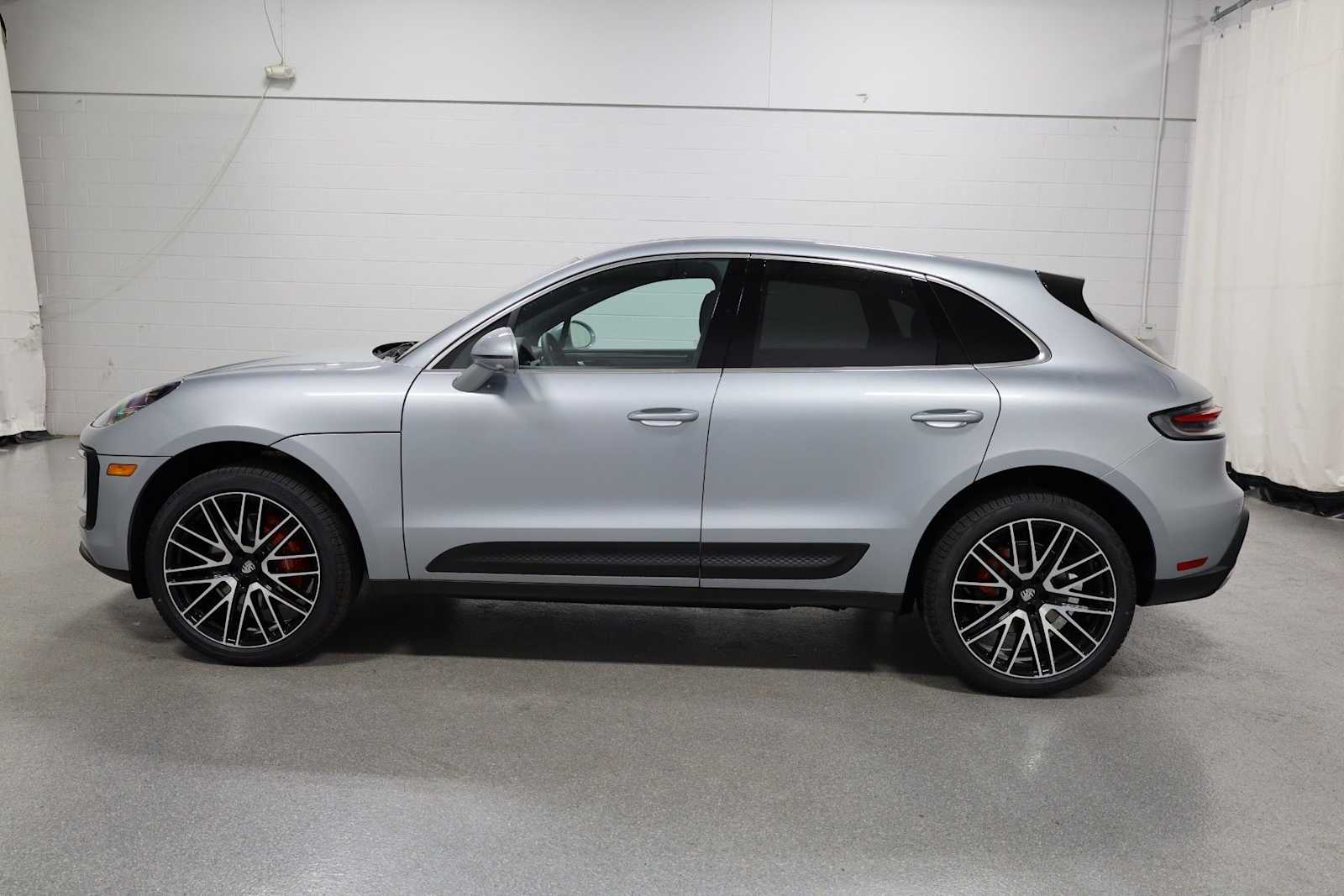 Thumbnail: 2026 Porsche Macan - 2