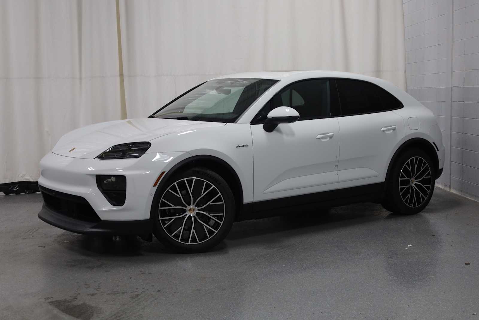 Thumbnail: 2025 Porsche Macan - 1