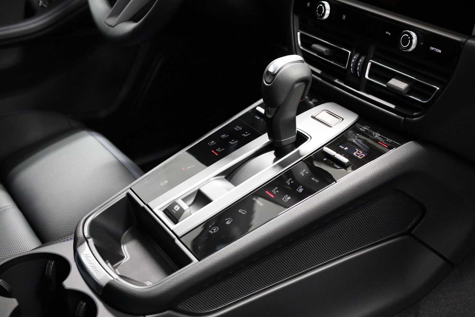 Thumbnail: 2026 Porsche Macan - 21