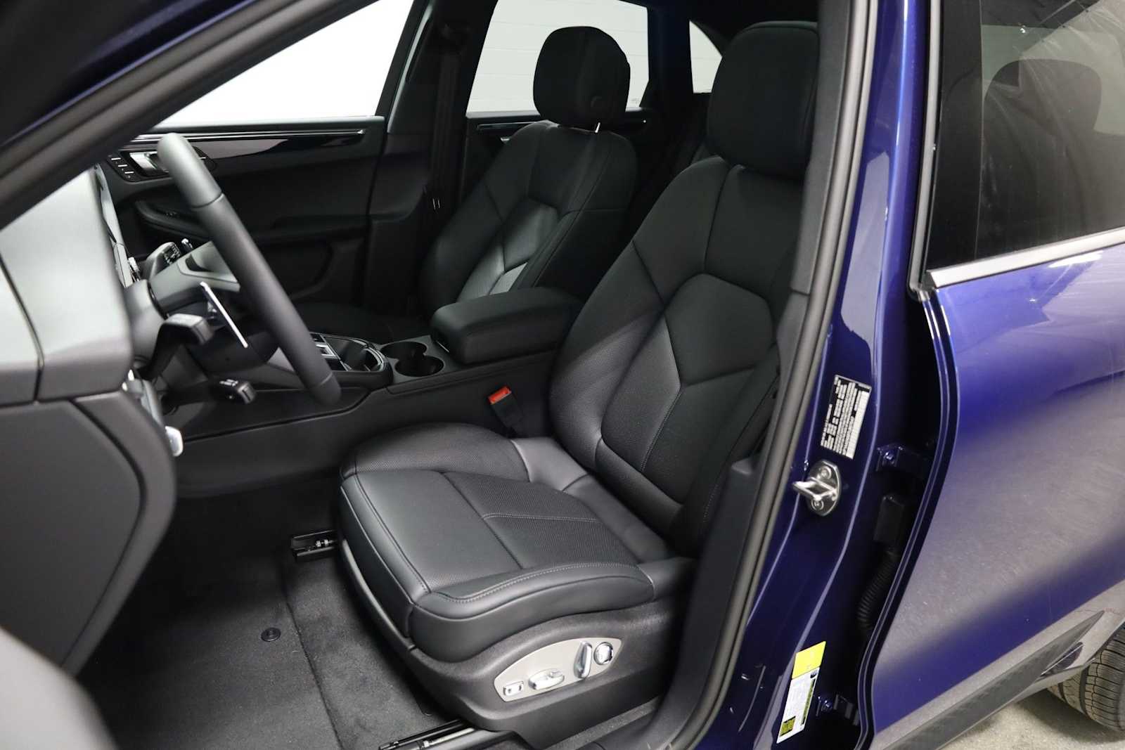 Thumbnail: 2026 Porsche Macan - 5