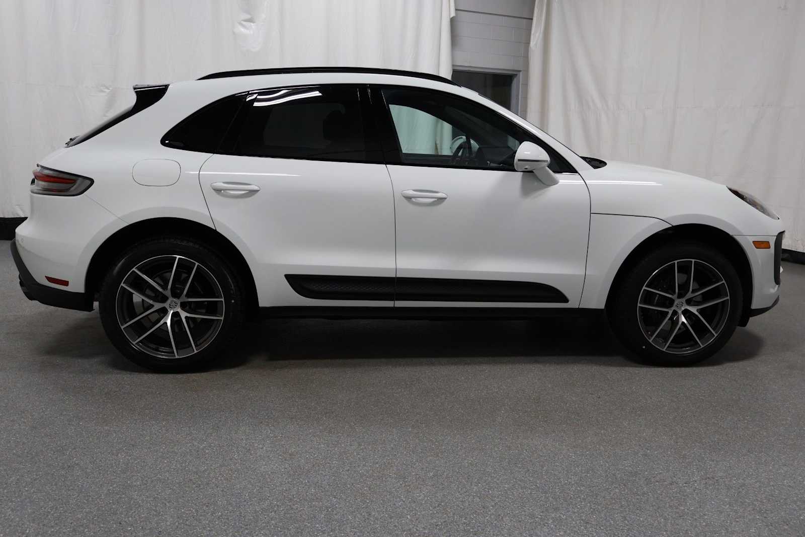 Thumbnail: 2026 Porsche Macan - 10
