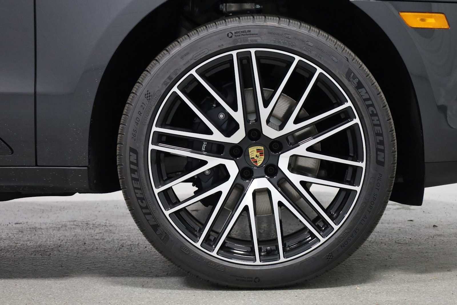 Thumbnail: 2026 Porsche Macan - 12