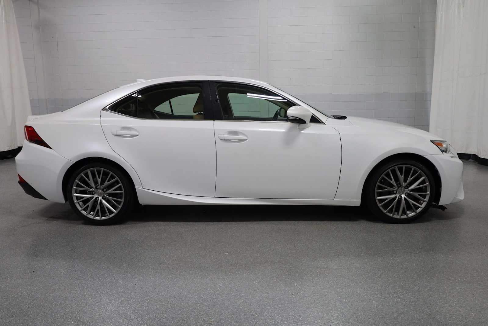 Thumbnail: 2016 Lexus IS - 10