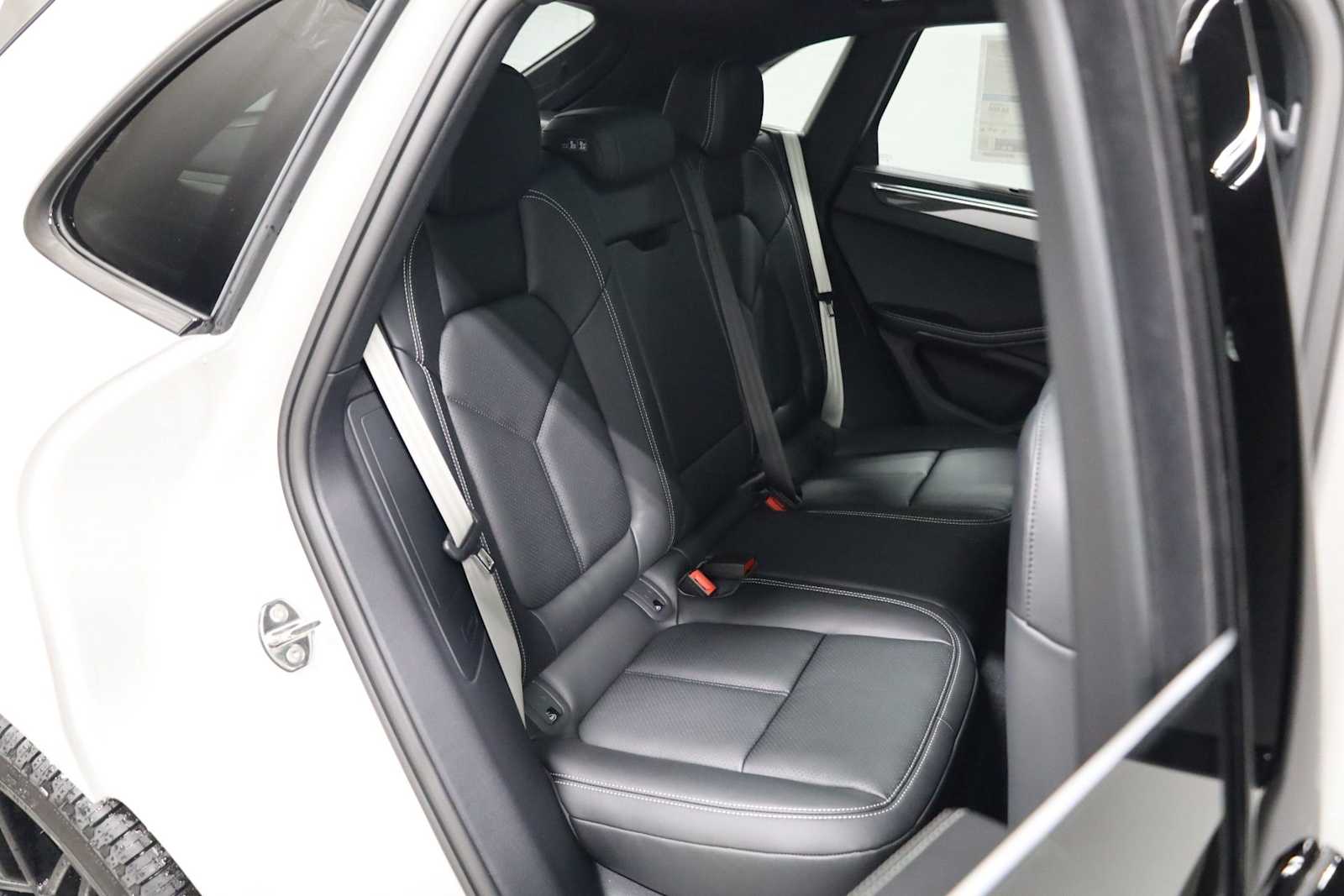 Thumbnail: 2026 Porsche Macan - 37