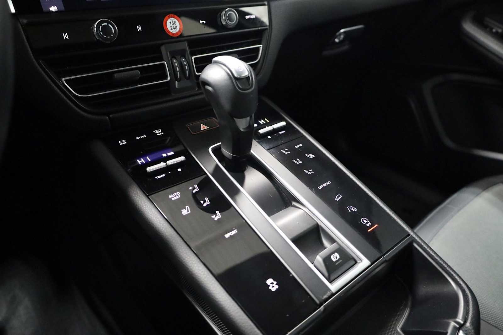 Thumbnail: 2023 Porsche Macan - 30