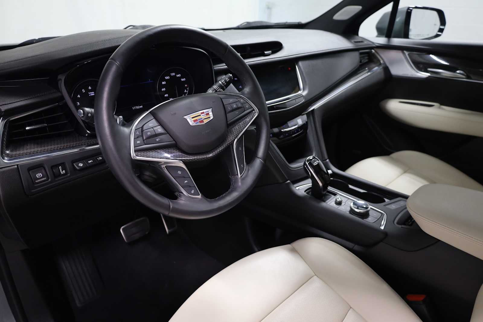 Thumbnail: 2023 Cadillac XT5 - 4
