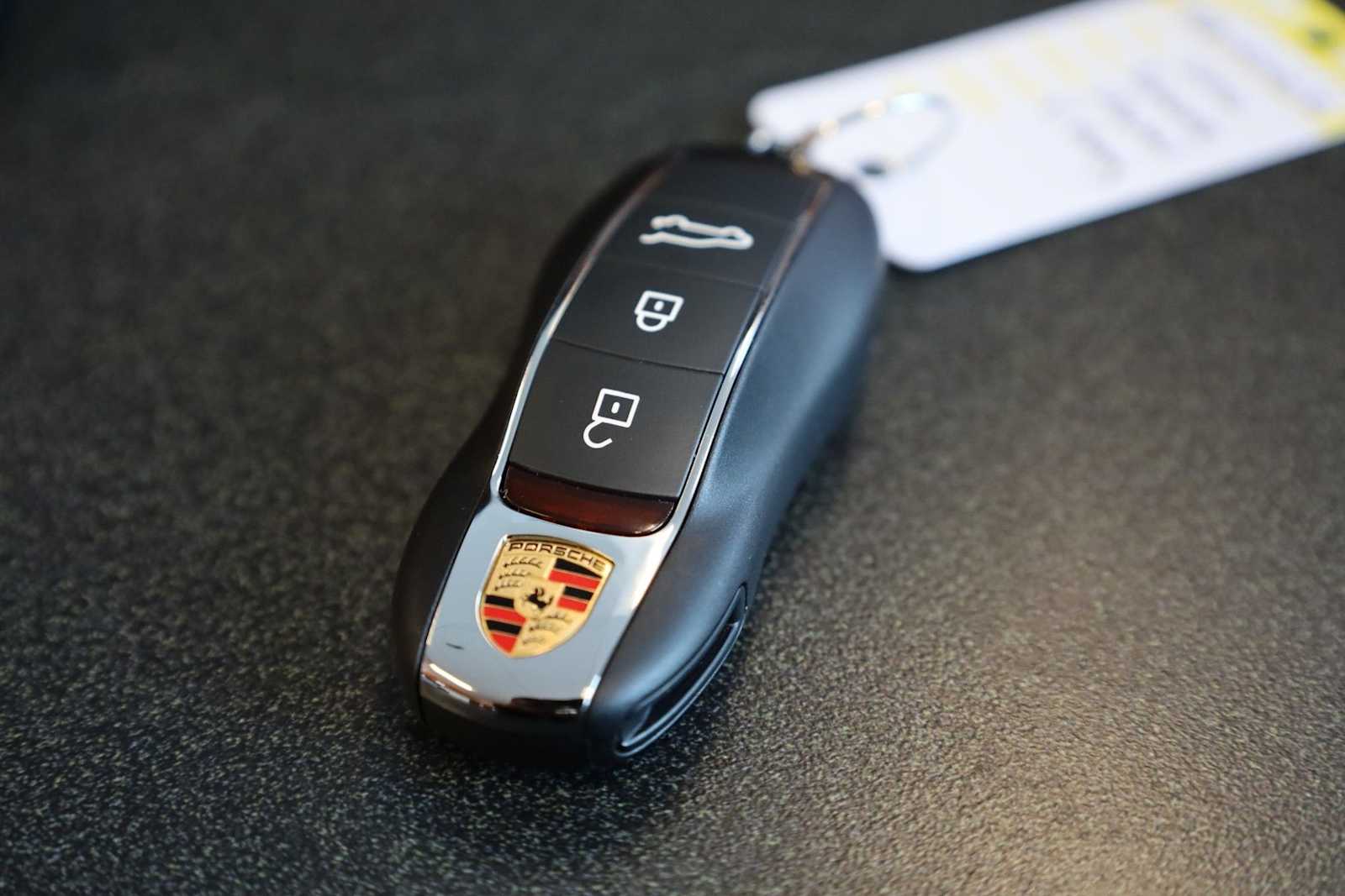 Thumbnail: 2026 Porsche Macan - 43