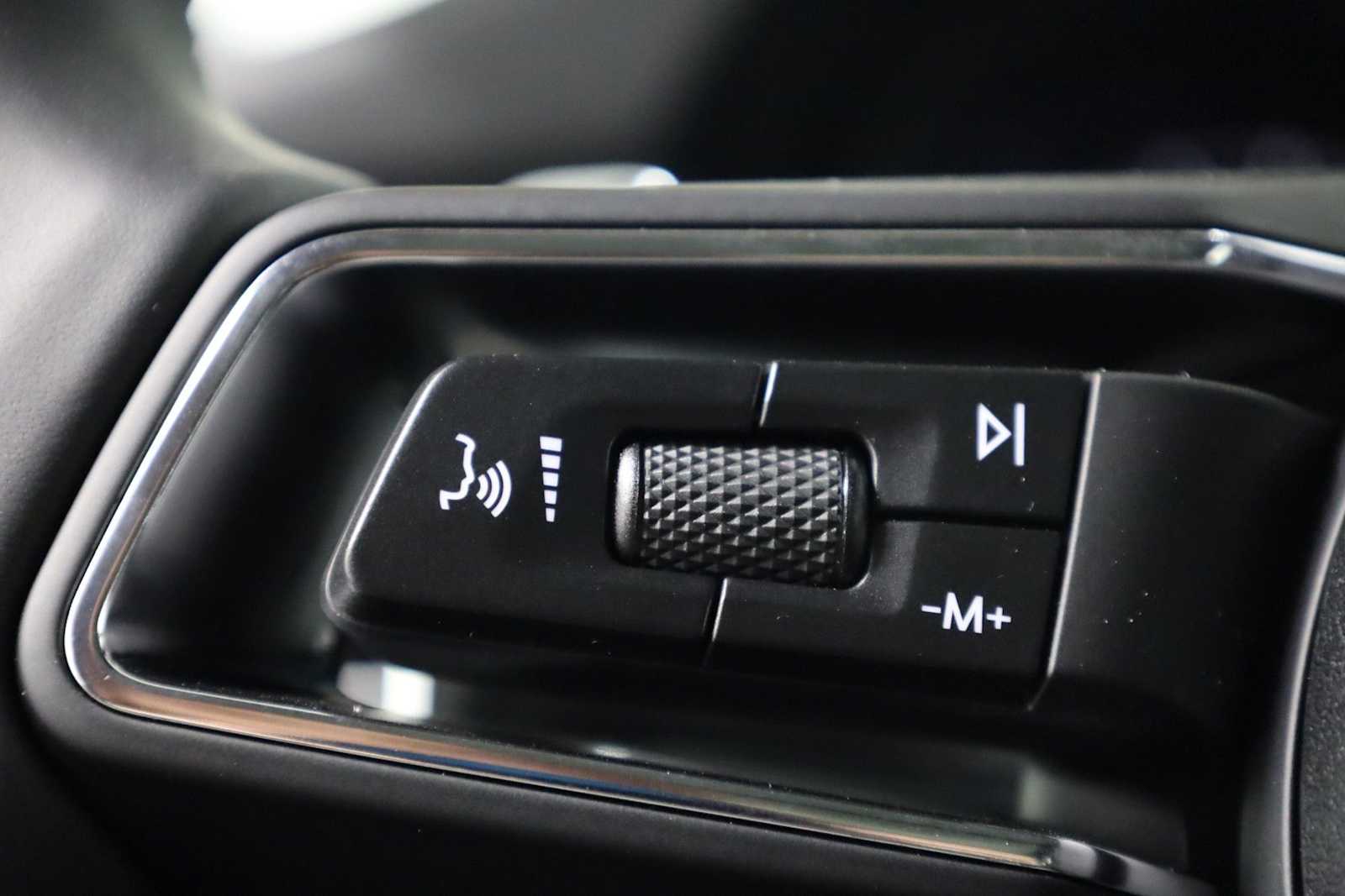 Thumbnail: 2026 Porsche Macan - 28