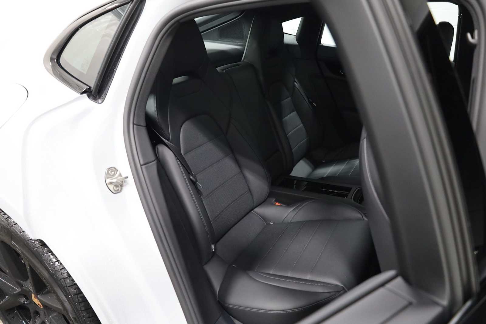 Thumbnail: 2026 Porsche Panamera - 36