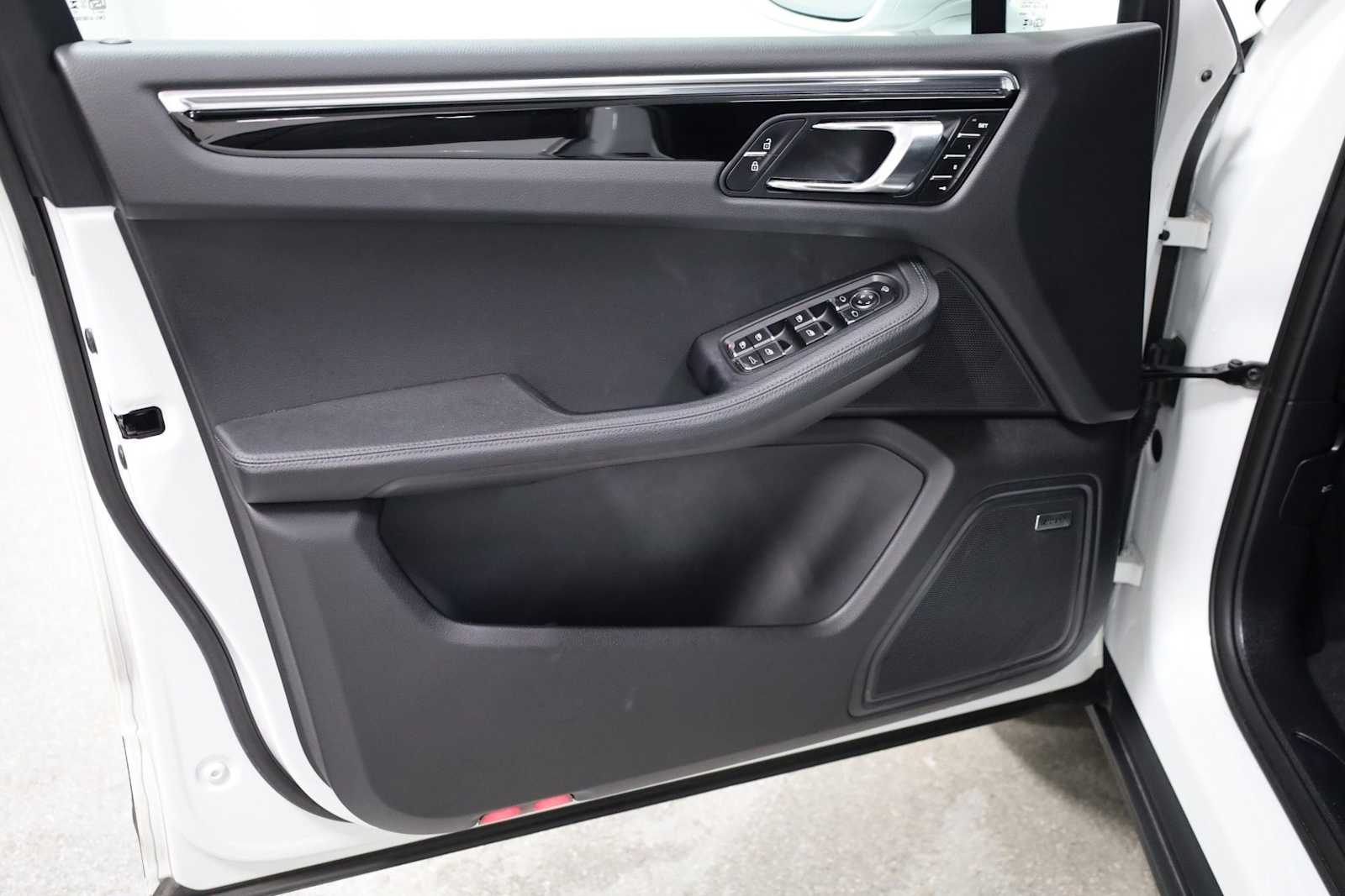 Thumbnail: 2025 Porsche Macan - 16