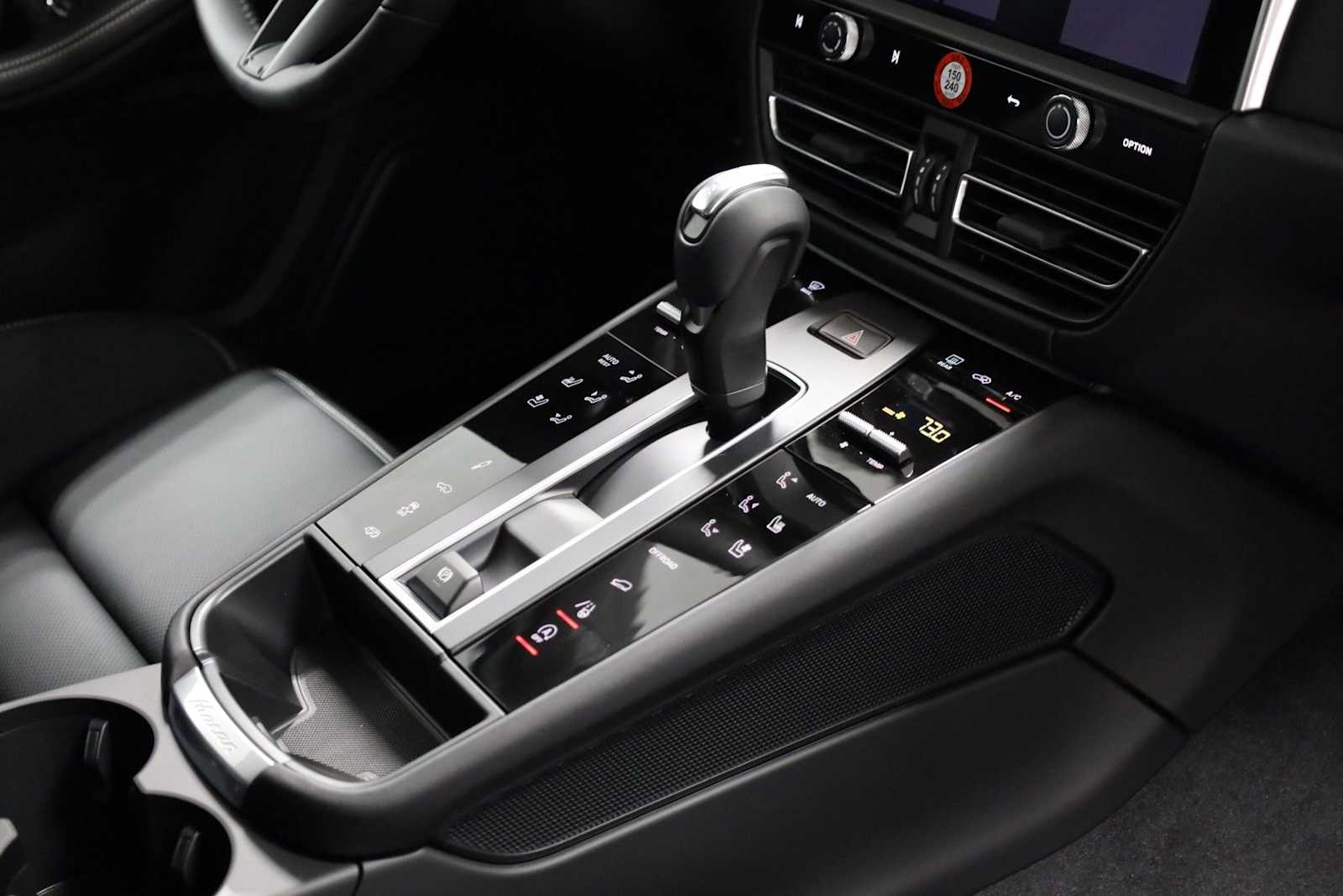 Thumbnail: 2025 Porsche Macan - 21