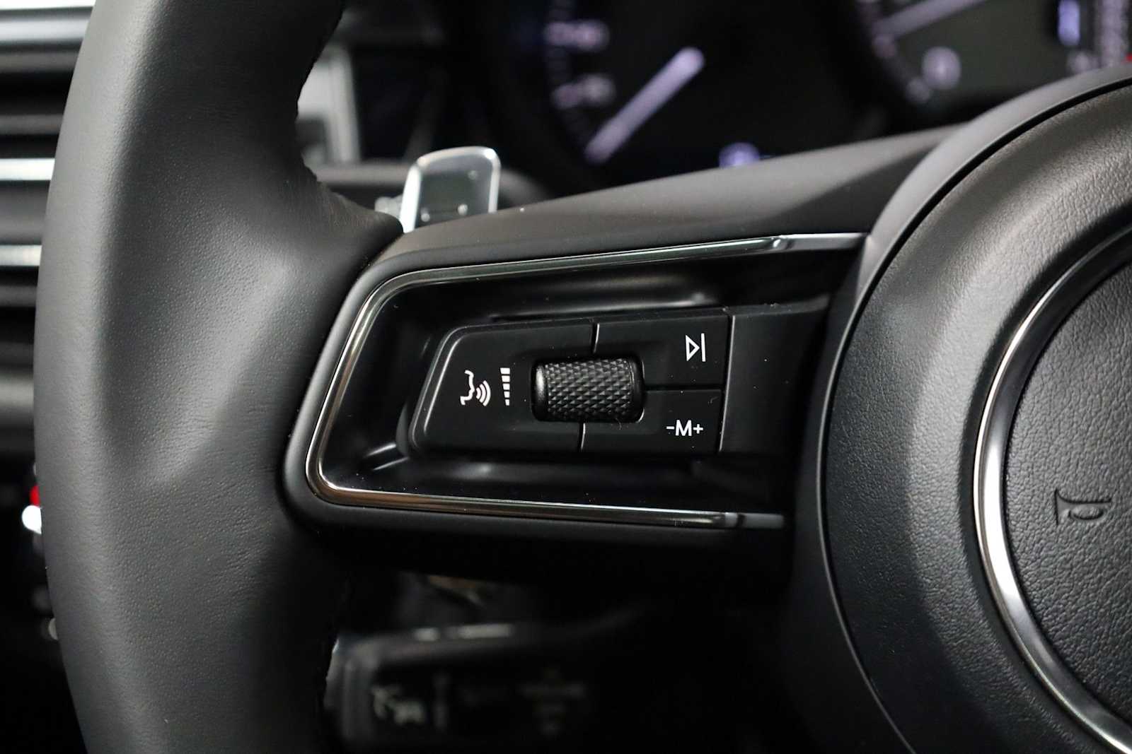 Thumbnail: 2026 Porsche Macan - 27