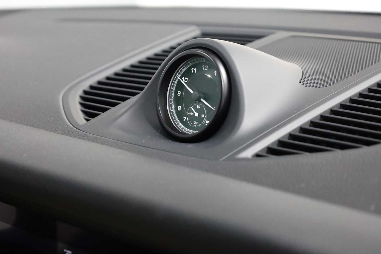 Thumbnail: 2026 Porsche Macan - 23