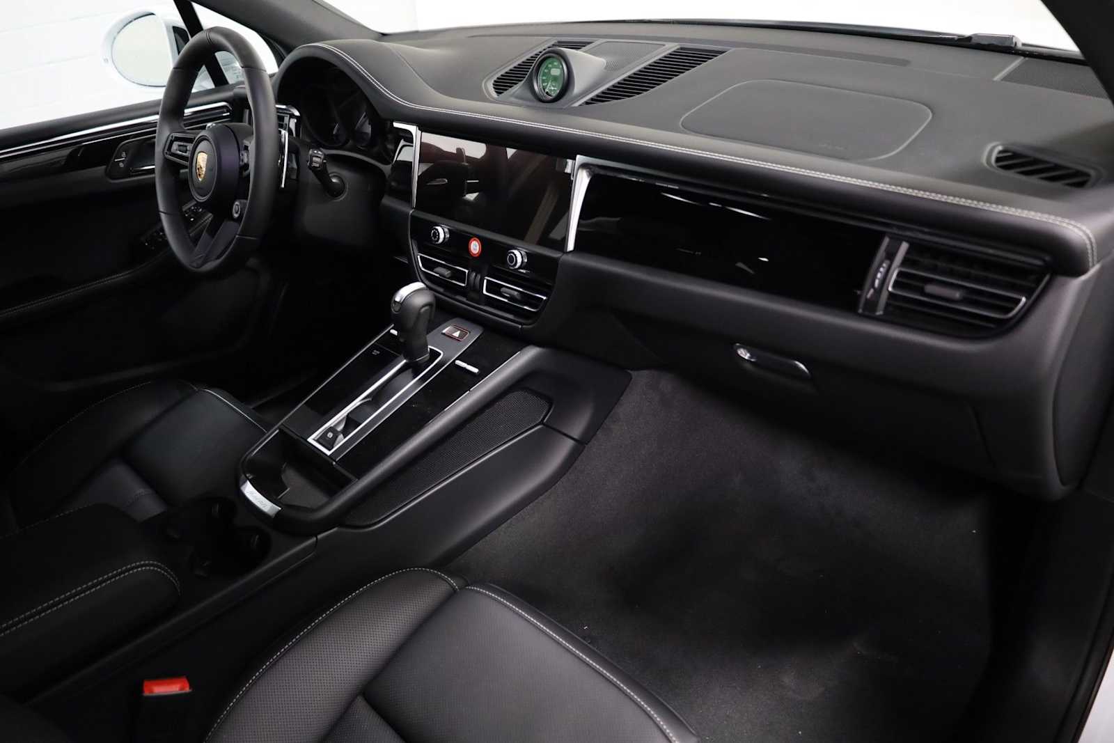 Thumbnail: 2026 Porsche Macan - 6