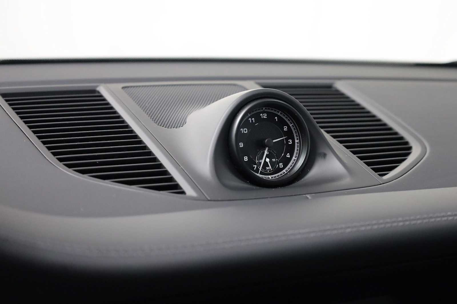 Thumbnail: 2025 Porsche Macan - 18