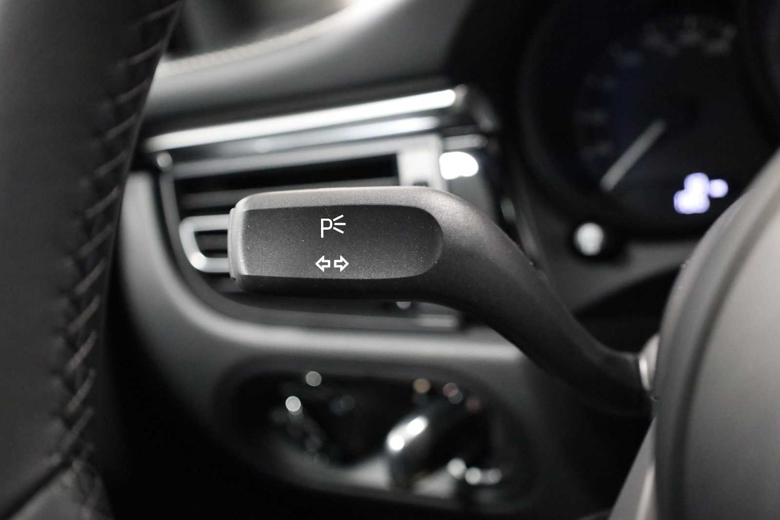 Thumbnail: 2026 Porsche Macan - 31