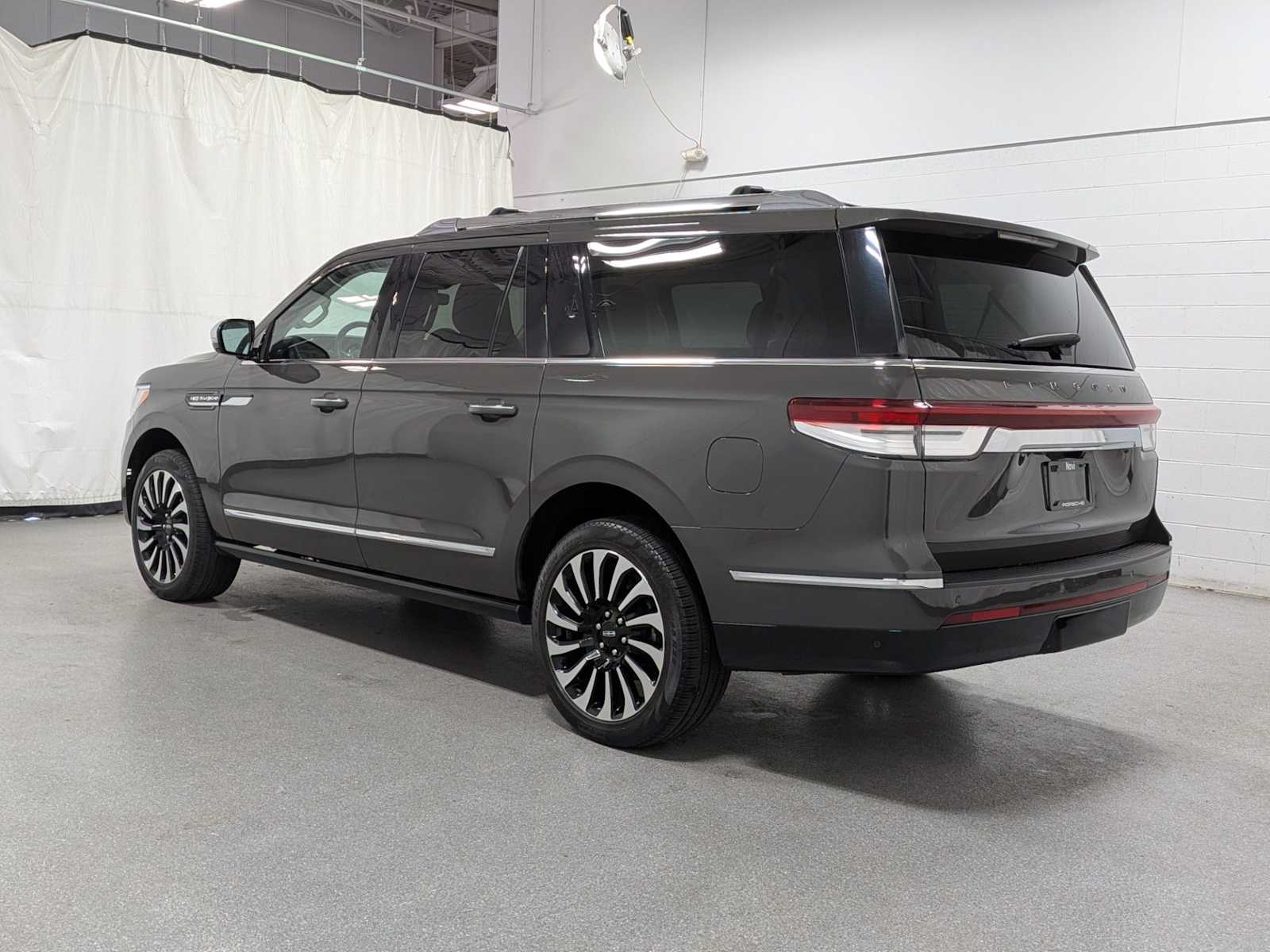 Thumbnail: 2023 Lincoln Navigator L - 3