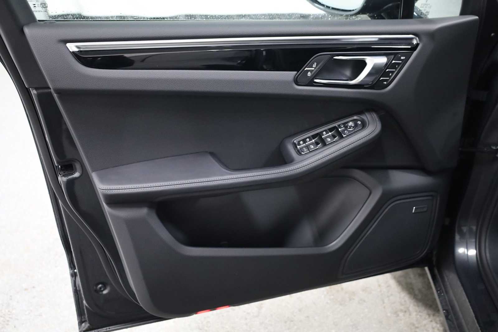 Thumbnail: 2026 Porsche Macan - 16