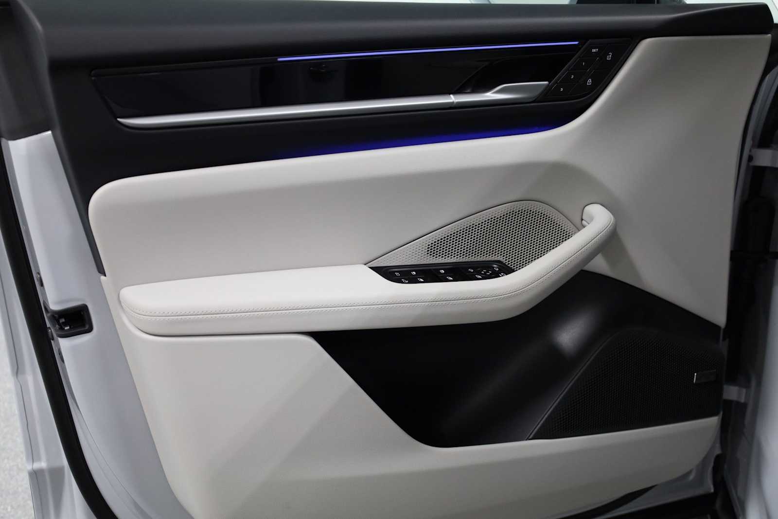 Thumbnail: 2025 Porsche Macan - 16