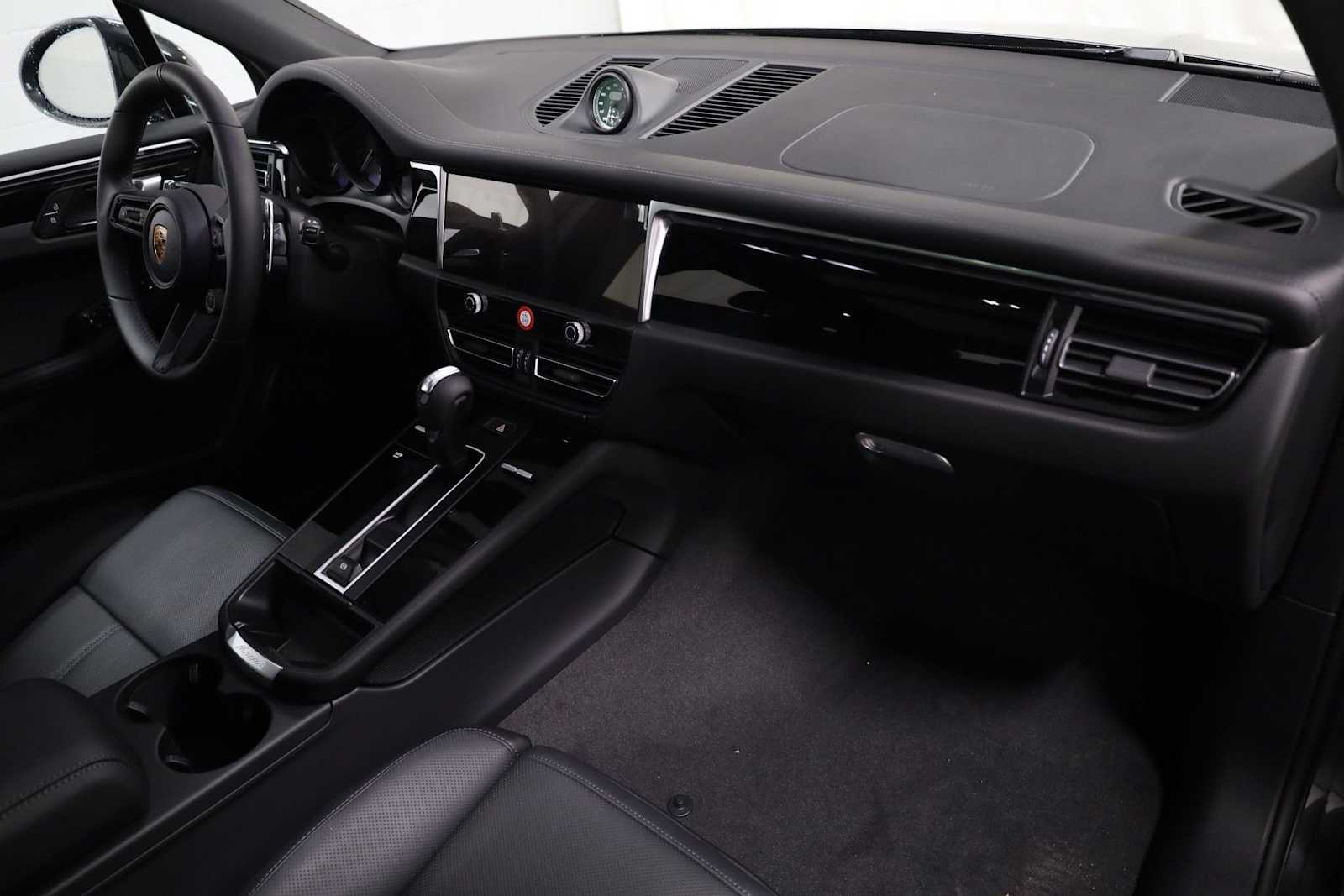 Thumbnail: 2026 Porsche Macan - 6