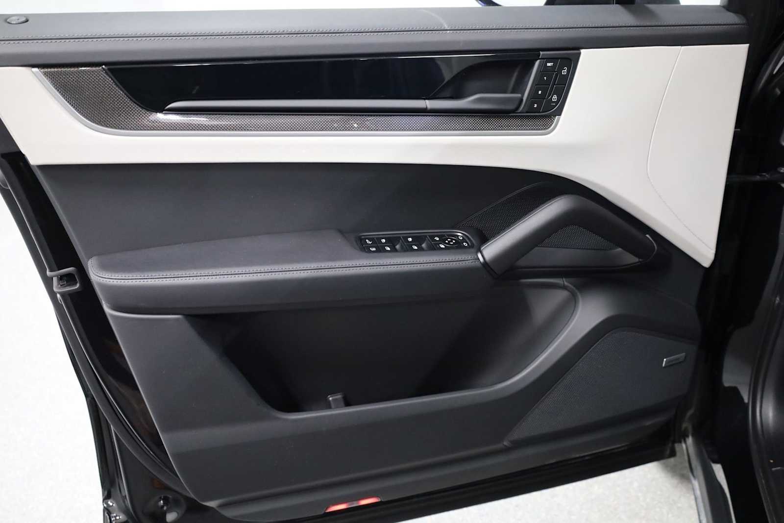 Thumbnail: 2025 Porsche Cayenne - 16