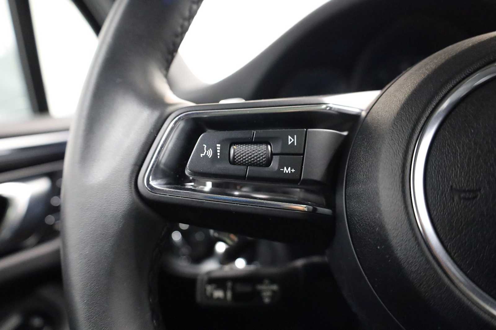 Thumbnail: 2025 Porsche Macan - 27