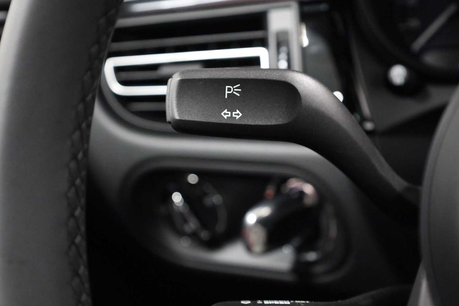 Thumbnail: 2026 Porsche Macan - 31