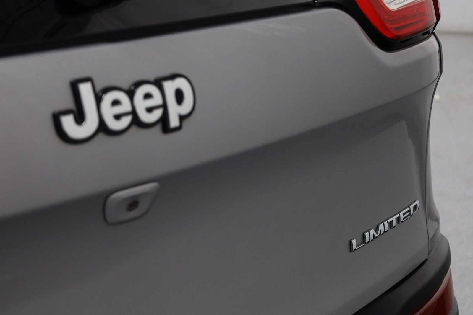 Thumbnail: 2016 Jeep Cherokee - 8