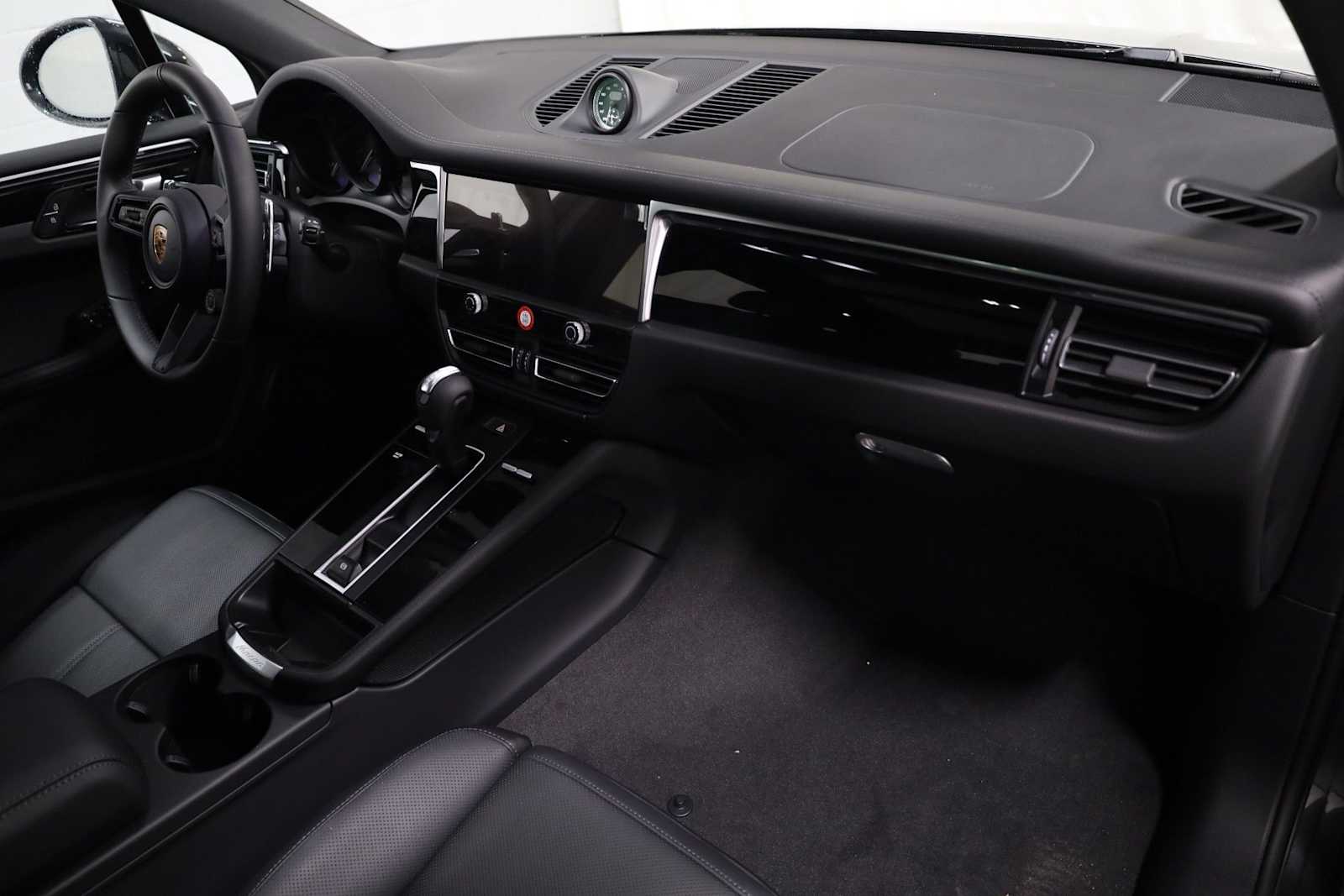 Thumbnail: 2026 Porsche Macan - 6