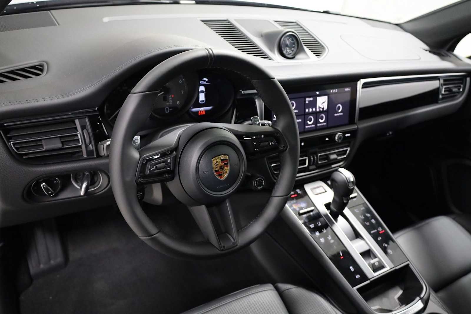 Thumbnail: 2026 Porsche Macan - 4