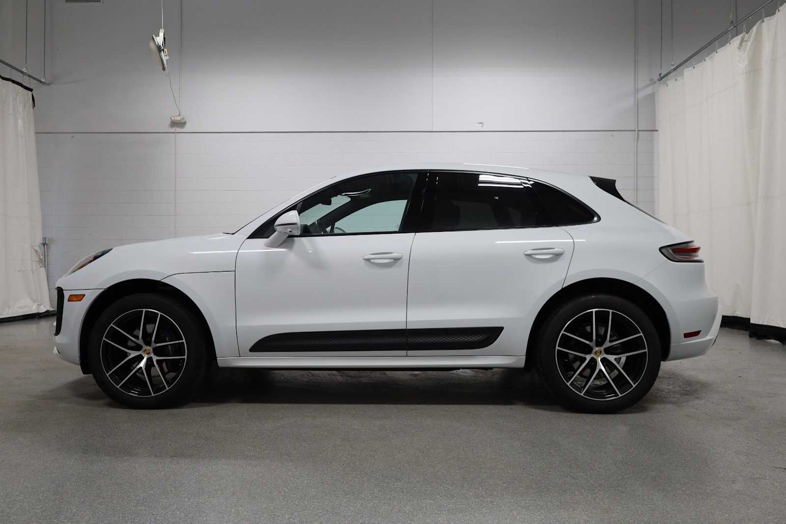 Thumbnail: 2023 Porsche Macan - 2