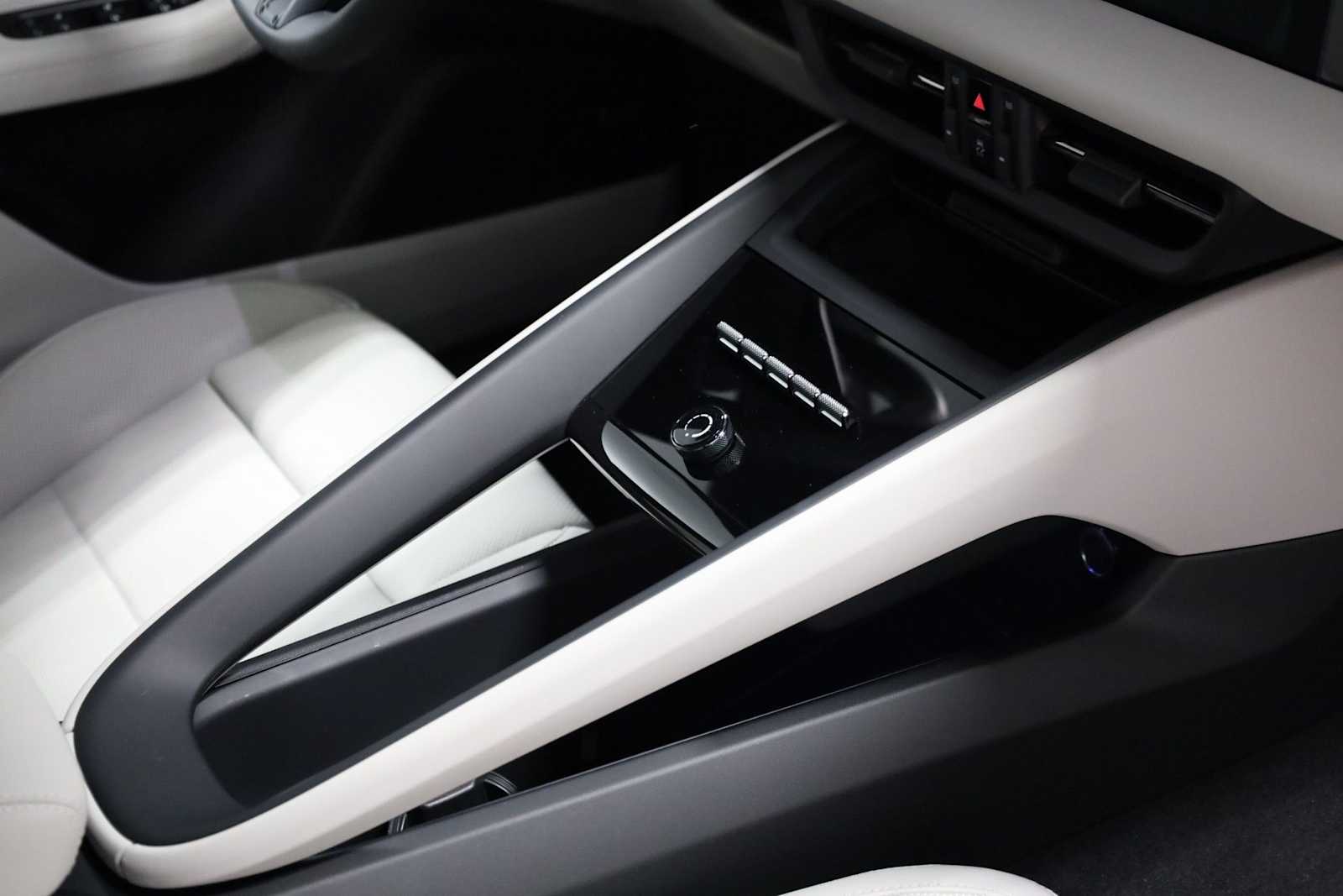 Thumbnail: 2025 Porsche Macan - 21