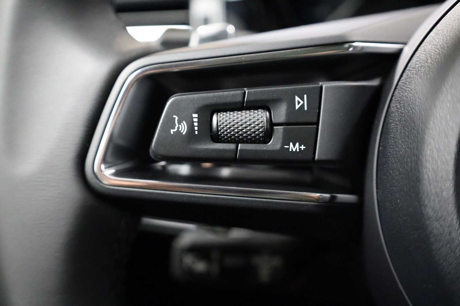 Thumbnail: 2026 Porsche Macan - 27