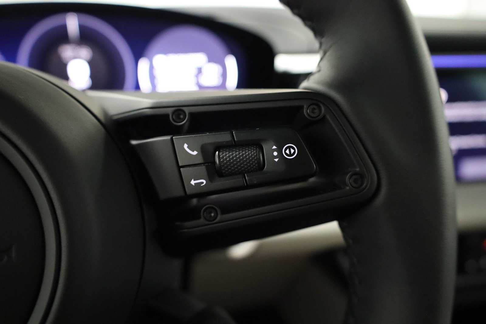 Thumbnail: 2025 Porsche Macan - 28