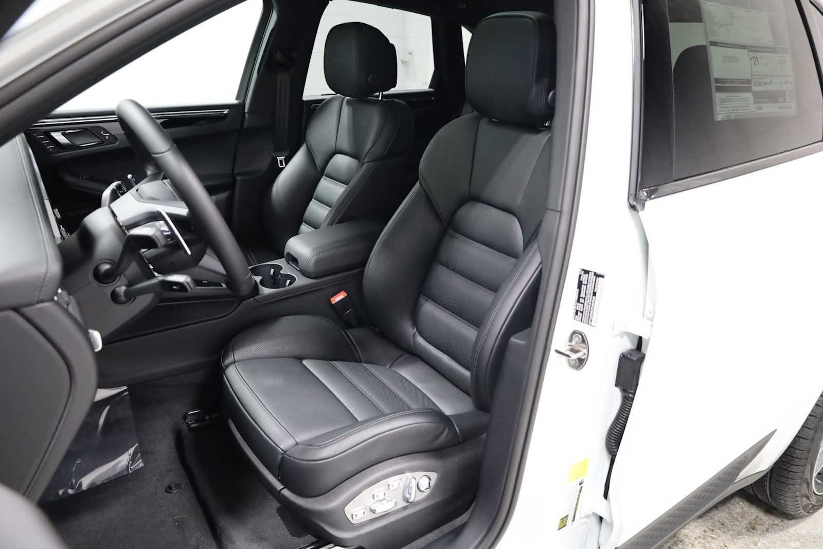 Thumbnail: 2026 Porsche Macan - 5