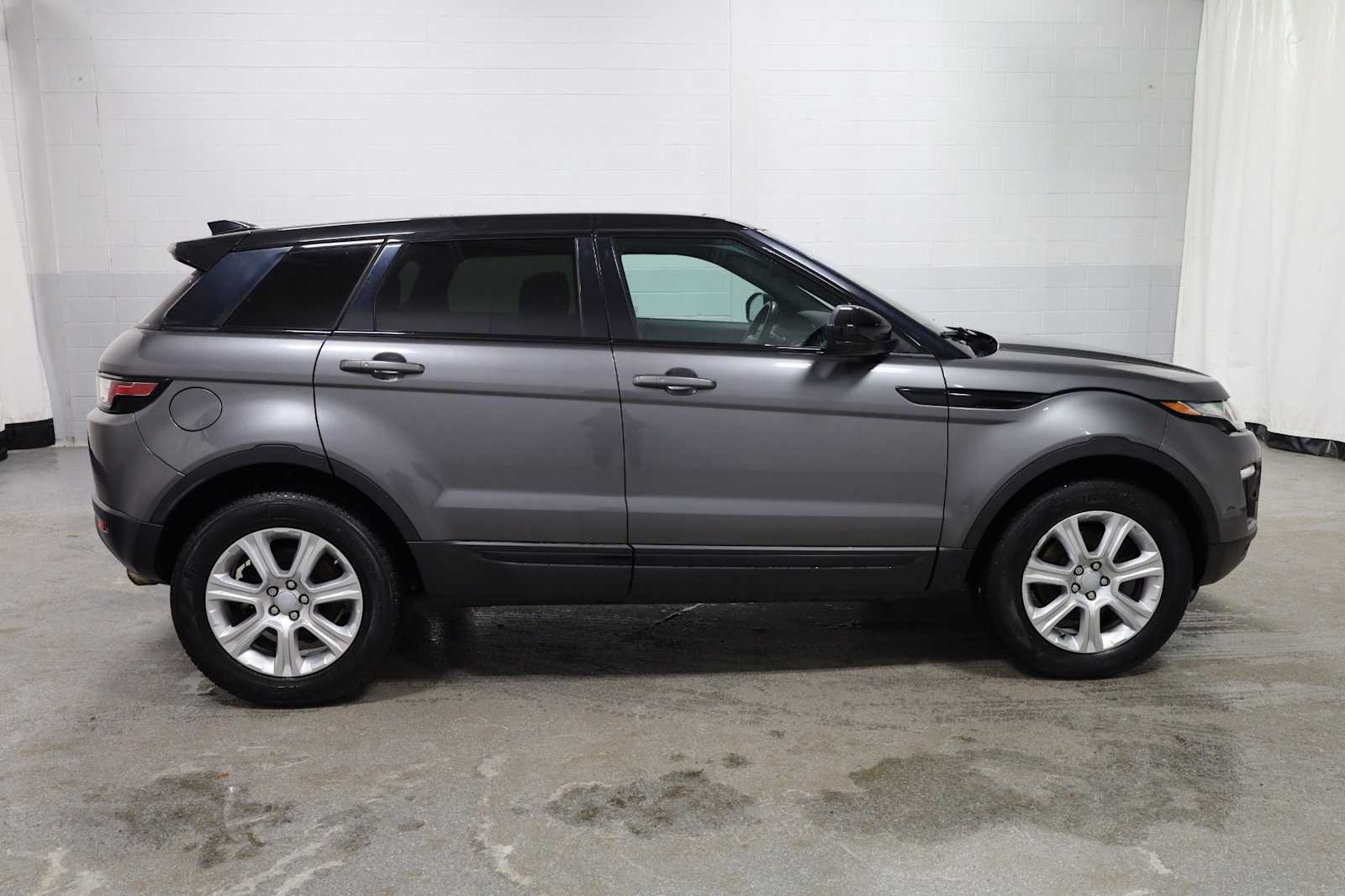 Thumbnail: 2017 Land Rover Range Rover Evoque - 10