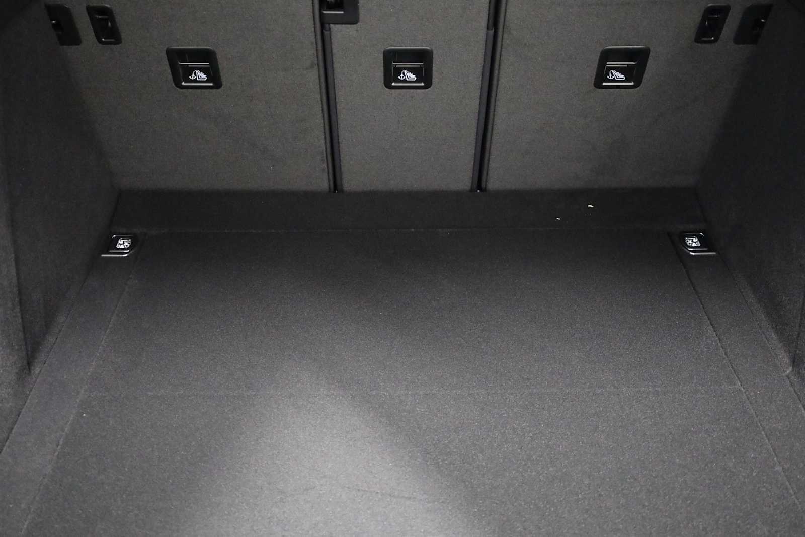 Thumbnail: 2026 Porsche Macan - 41