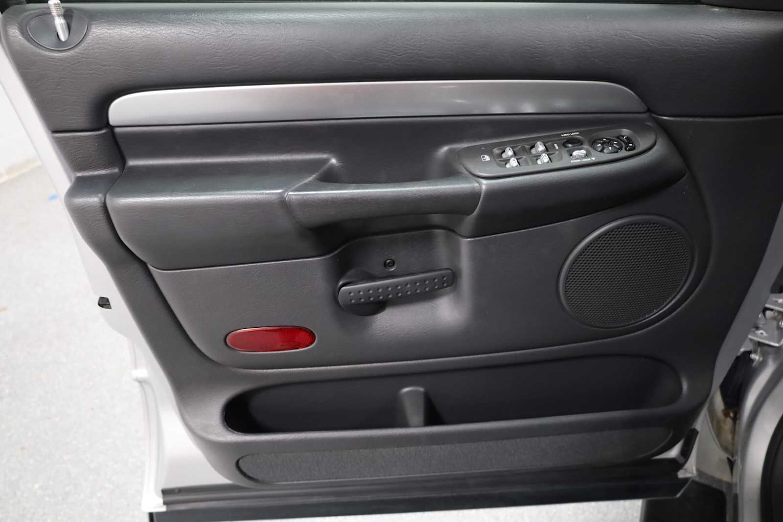 Thumbnail: 2005 Dodge Ram 1500 - 16