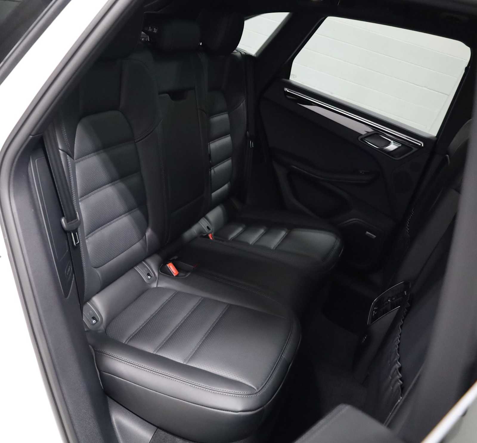 Thumbnail: 2026 Porsche Macan - 37